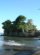 Wer schon einmal Bilder von Bali gesehen hat wird bestimmt auch Bilder des Pura Tanah Lot gesehen haben